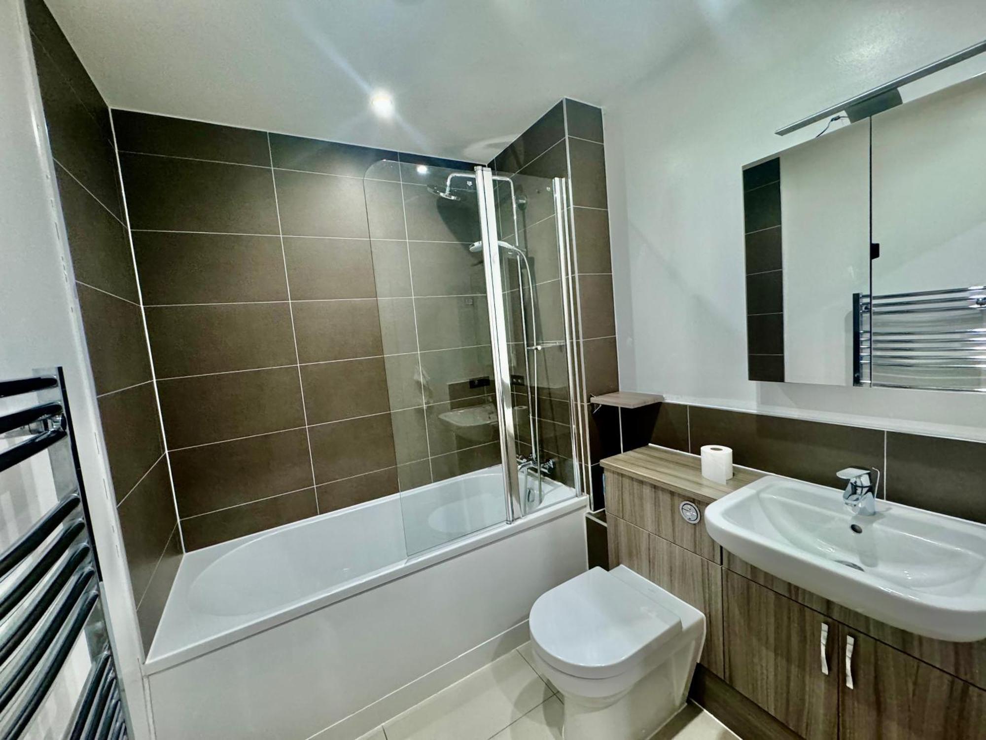 Luxury 2 Bed Entire Apartment-Near Tube & Shopping Centre Harrow Exterior photo